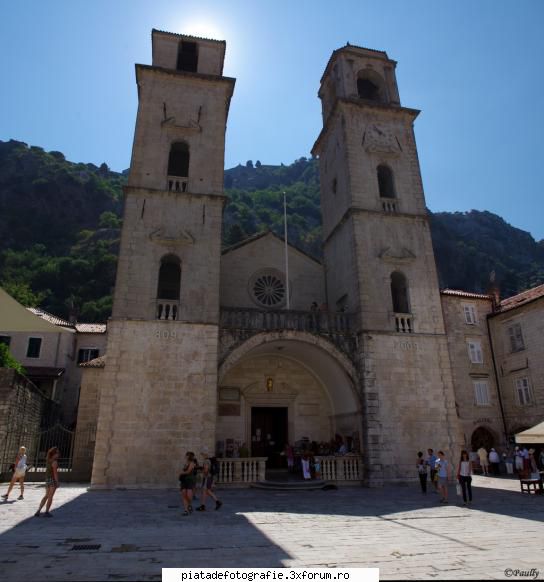 kotor, panorama alta incercare data asta verticala. catedrala orasul vechi kotor.