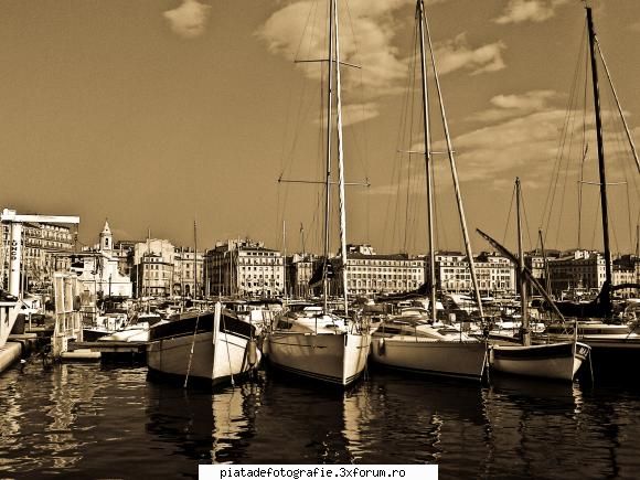 Barci - cateva barci intr-un port din Marsilia - Foto-comment
