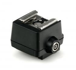 pss-05 adaptor pt permite folosind un cablu pc-sync si deasemenea montarea unui blitz extern, facand