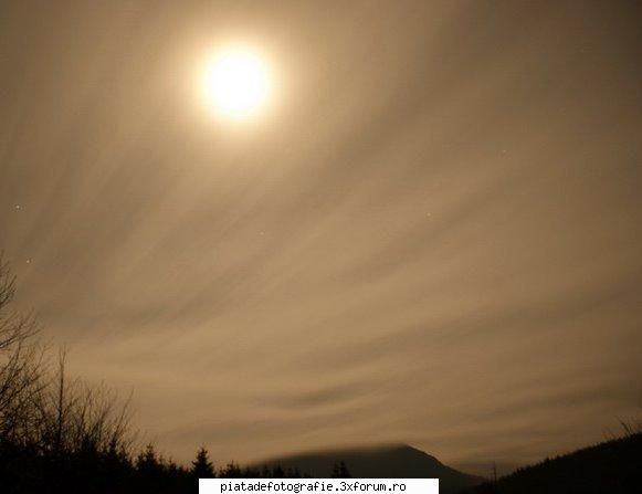 inca o luna cu nori noaptea la creasta cocosului