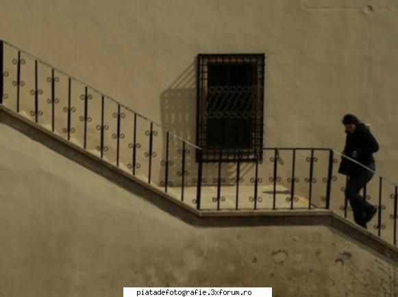 un om pe niste scari - De cand m-am inscris, mi-a ramas agatata aceasta - Foto-comment