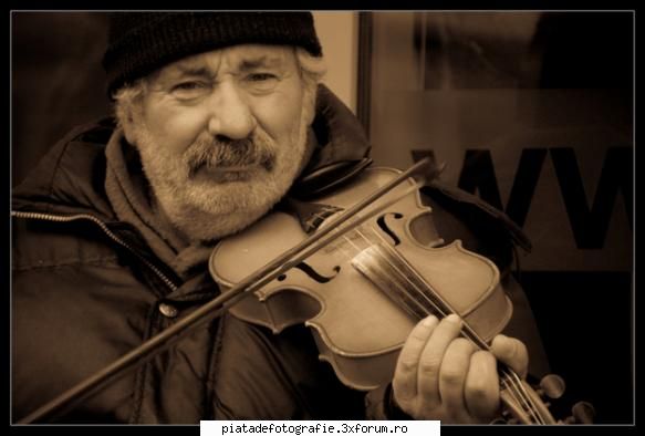 violin player - Omul canta prin piata Unirii :) - Foto-comment